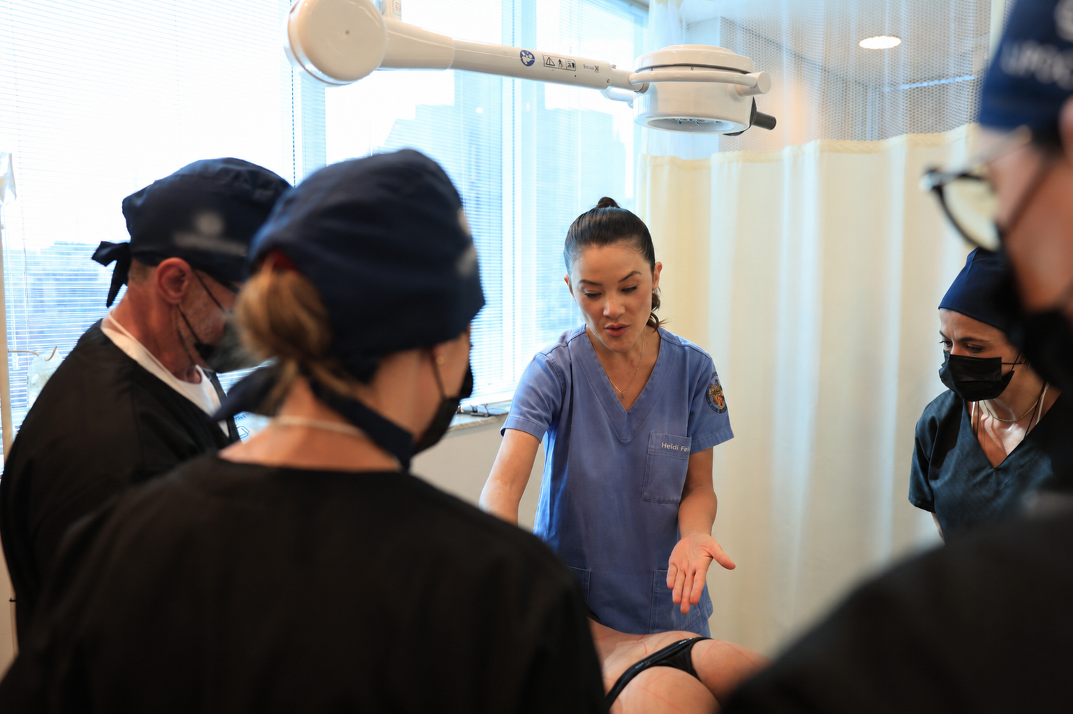 Turma da certificação acompanhando procedimento com a Dra. Heidi Feitoza